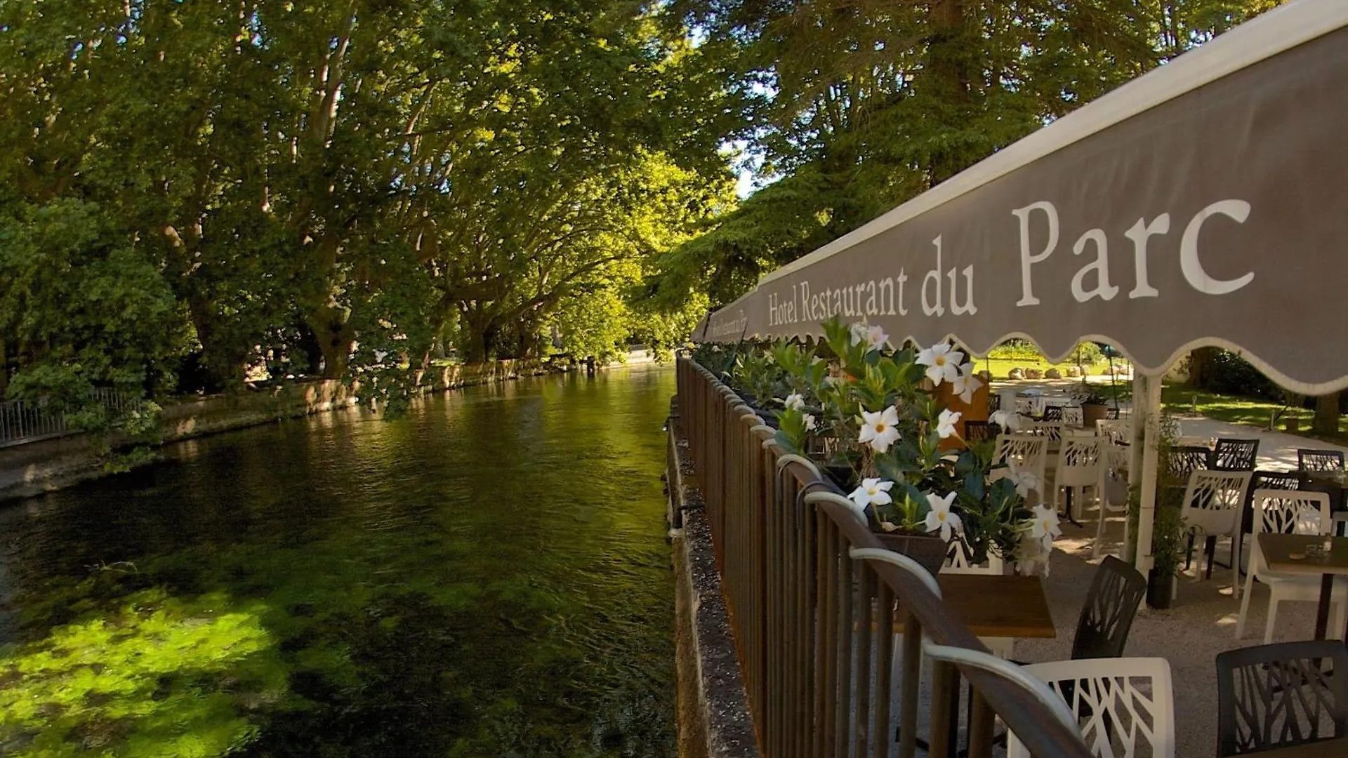 Hotel Restaurant Du Parc En Bord De Riviere Fontaine-de-Vaucluse