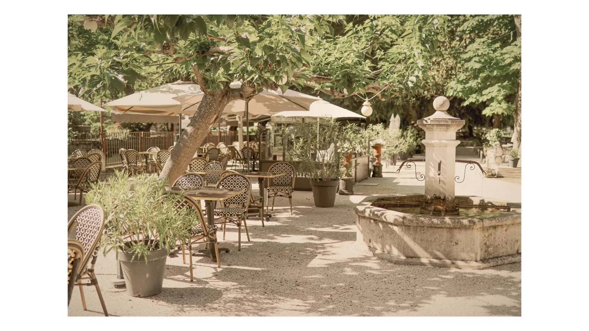 Hotel Restaurant Du Parc En Bord De Riviere Fontaine-de-Vaucluse