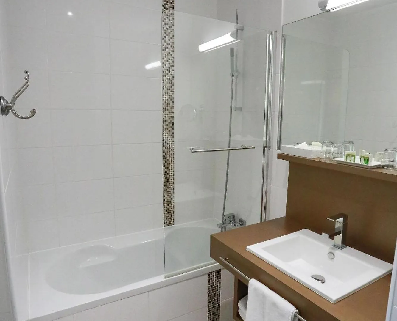 Hotel Restaurant Du Parc En Bord De Riviere Фонтен-де-Воклюз