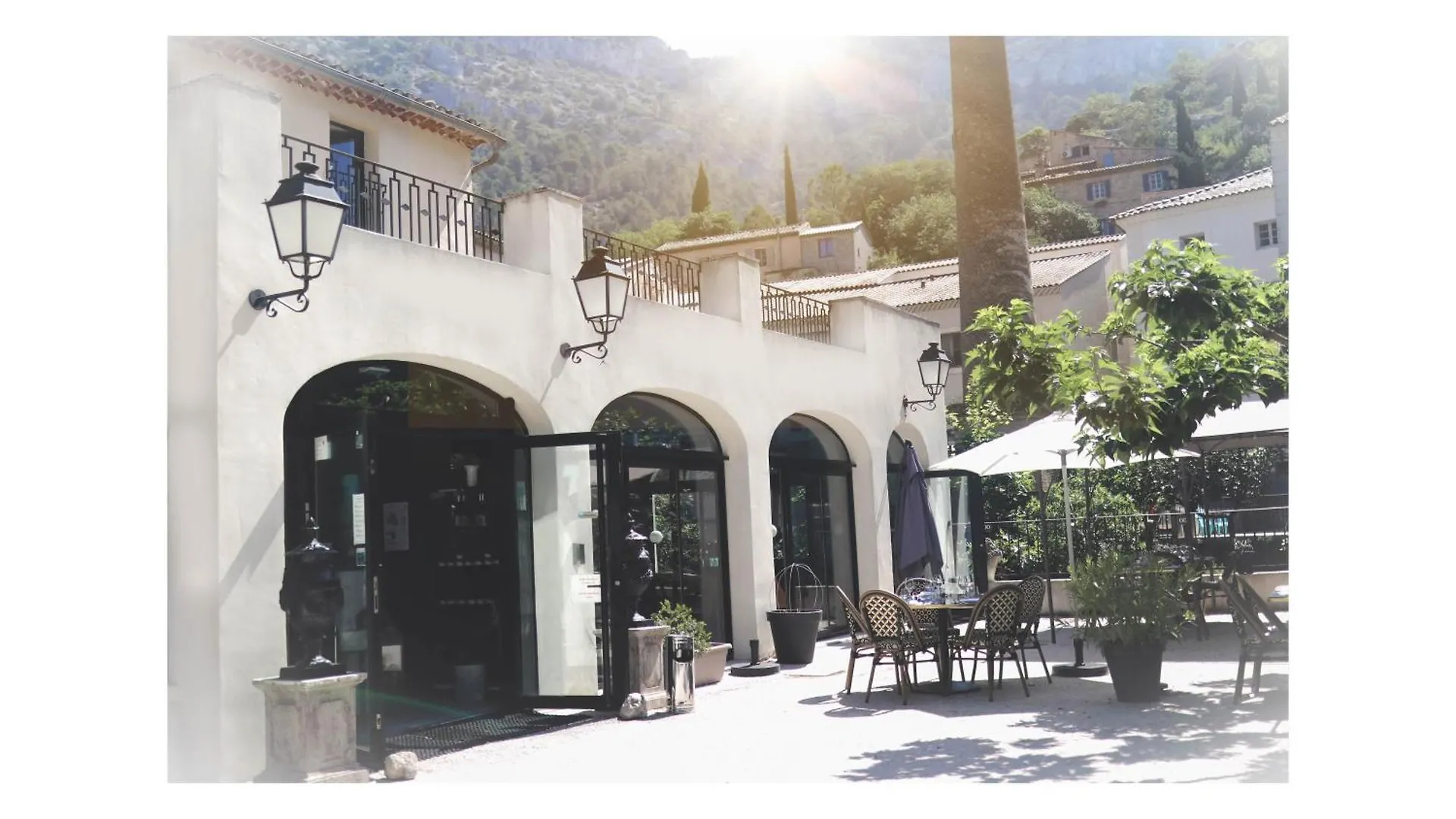 Hotel Restaurant Du Parc En Bord De Riviere Fontaine-de-Vaucluse