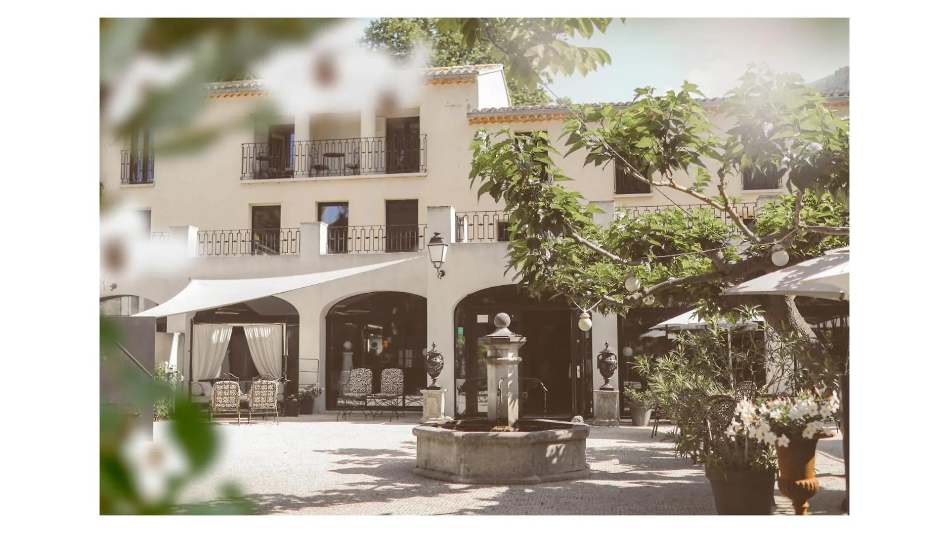 Hotel Restaurant Du Parc En Bord De Riviere Fontaine-de-Vaucluse